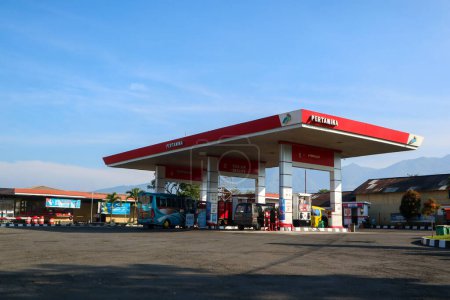 Foto de Wonosobo, Indonesia - 5 de abril de 2023: Estación de servicio Pertamina. que suministra combustible biodiésel, Pertamax, Pertalite y Dexlite. SPBU Krasak - Imagen libre de derechos
