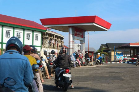 Foto de Wonosobo, Indonesia - 5 de abril de 2023: Cola de vehículos repostando en la gasolinera Pertamina - Imagen libre de derechos