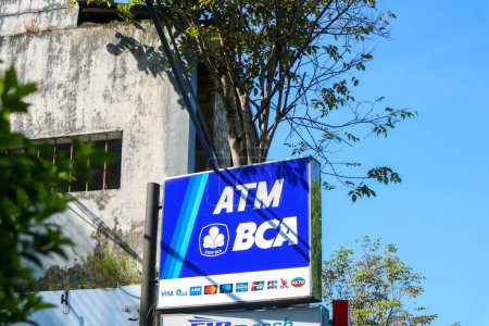 Téléchargez les photos : Wonosobo, Indonésie - 5 avril 2023 : Panneau de la Banque BCA. Bank Central Asia Tbk est la plus grande banque privée en Indonésie. - en image libre de droit