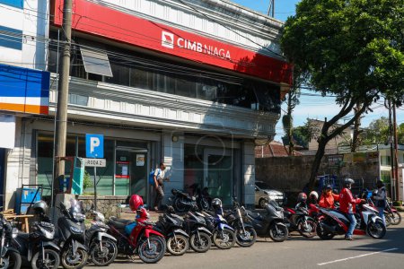 Foto de Wonosobo, Indonesia - 5 de abril de 2023: CIMB Niaga Bank. que introdujo por primera vez el servicio ATM en Indonesia en 1987 - Imagen libre de derechos