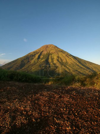 Téléchargez les photos : Portrait de la montagne sindoro depuis le sommet du mont kembang au coucher du soleil - en image libre de droit