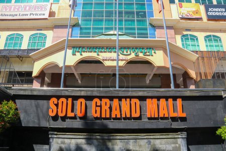 Téléchargez les photos : Surakarta, Indonésie - 16 mai 2023 : Signe du grand centre commercial Solo dans la rue Slamet riyadi. Bâtiment du centre commercial. - en image libre de droit