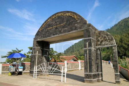 Foto de Magelang, Indonesia - 3 de junio de 2023: Mount andong vía sawit gateway building. Puerta de entrada de la montaña andong, Magelang, Indonesia - Imagen libre de derechos