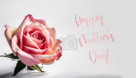 Foto de Feliz día de las madres tarjeta de felicitación con flores y rosa. vista superior, plano - Imagen libre de derechos