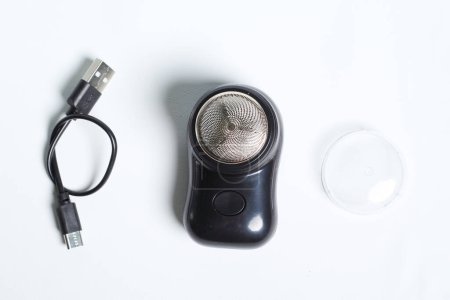 Téléchargez les photos : Jeu de mini rasoir électrique avec chargeur de câble USB isolé sur fond blanc - en image libre de droit