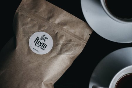 Foto de Taza de café con papel sobre un fondo oscuro - Imagen libre de derechos
