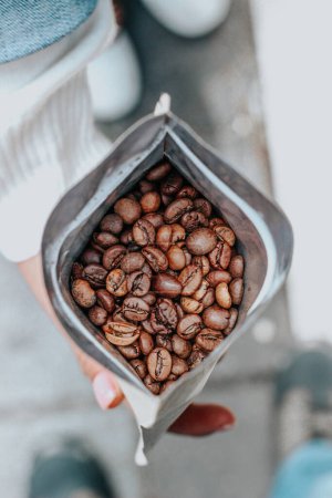 Foto de Granos de café en una taza sobre un fondo de madera - Imagen libre de derechos