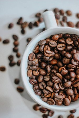 Foto de Granos de café en una taza sobre un fondo blanco - Imagen libre de derechos