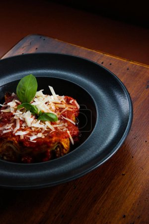 Foto de Un primer plano de un plato de una pizza italiana con una rebanada de salsa - Imagen libre de derechos