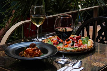 Foto de Plato de restaurante tradicional con vino y verduras - Imagen libre de derechos