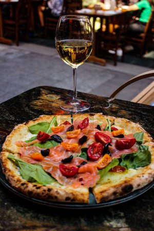 Foto de Pizza en una mesa de restaurante en un pub. deliciosa comida rápida - Imagen libre de derechos