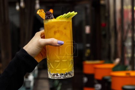 Foto de Una copa de cóctel con un limón y una paja en un restaurante - Imagen libre de derechos