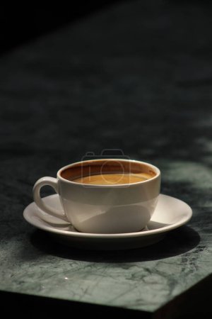 Foto de Taza de café y un fondo negro - Imagen libre de derechos