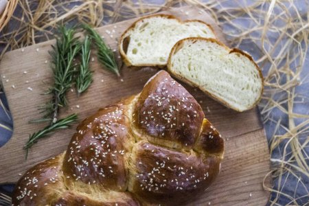 Foto de Pan con mantequilla y trigo sobre un fondo de madera - Imagen libre de derechos