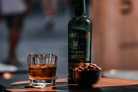 Foto de Whisky con una copa de cerveza y una botella de vino en una mesa de madera - Imagen libre de derechos