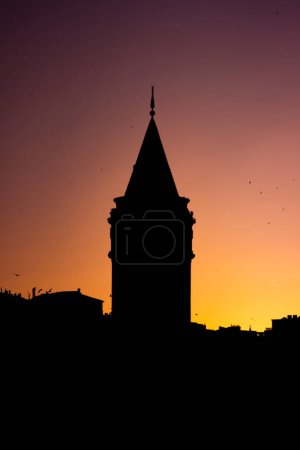 Foto de Silueta de una iglesia en el fondo de la puesta del sol - Imagen libre de derechos