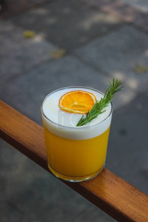 Foto de Fresh orange juice with lemon and mint on a wooden table - Imagen libre de derechos