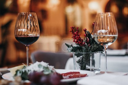 Foto de Wine glasses and red roses on a wooden table - Imagen libre de derechos