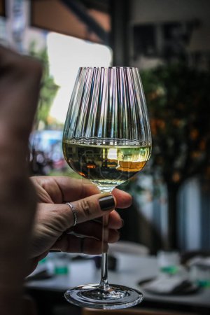 Foto de Close up of a glass of wine with a blurred background - Imagen libre de derechos