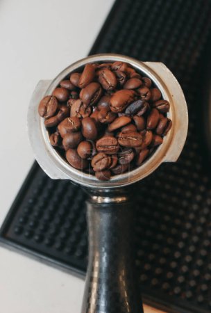 Foto de Granos de café en una taza sobre un fondo blanco - Imagen libre de derechos