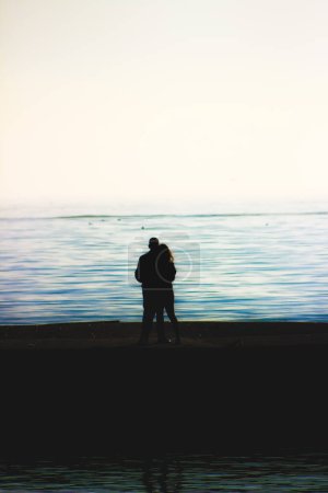 Foto de Silueta de un hombre y una mujer en la playa - Imagen libre de derechos