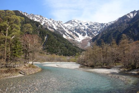 Téléchargez les photos : La rivière Azusa et le mont Hotaka enneigé vus de Kappa-bashi à Kamikochi, Japon - en image libre de droit