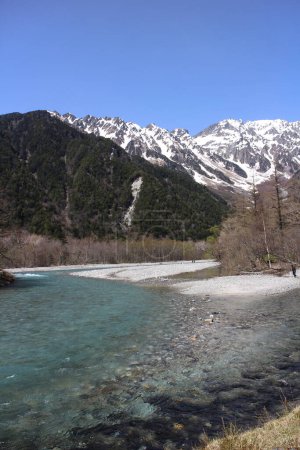 Téléchargez les photos : La rivière Azusa et le mont Hotaka enneigé vus de Kamikochi au Japon - en image libre de droit