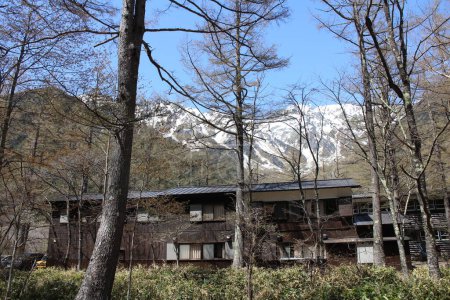 Téléchargez les photos : Mont Hotaka au-dessus de la cabane de montagne à Kamikochi, Japon - en image libre de droit