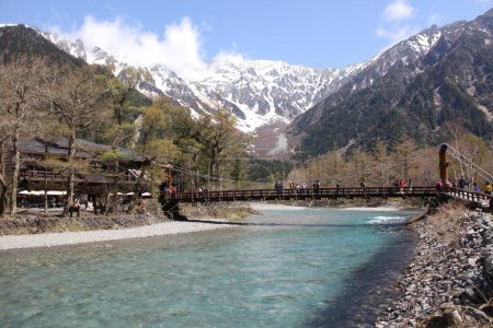 Téléchargez les photos : La rivière Azusa claire, le mont Hotaka enneigé et Kappa-bashi, à Kamikochi, Japon - en image libre de droit
