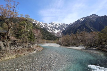 Téléchargez les photos : La rivière Azusa et le mont Hotaka enneigé vus de Kappa-bashi à Kamikochi, Japon - en image libre de droit