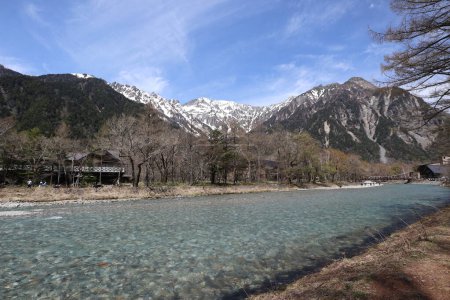 Téléchargez les photos : La rivière Azusa claire, le mont Hotaka enneigé et Kappa-bashi, à Kamikochi, Japon - en image libre de droit