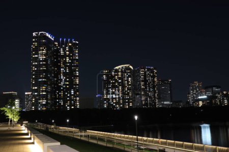 Foto de Vista nocturna de los apartamentos de gran altura Toyosu en Tokio, Japón - Imagen libre de derechos