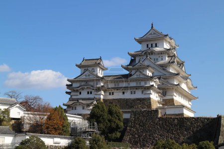 Téléchargez les photos : Château Himeji et ciel bleu clair vus de la place Nishinomaru à Himeji, Japon - en image libre de droit