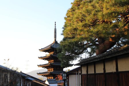 Foto de Ninenzaka y puesta de sol en el casco antiguo de Kioto, Japón - Imagen libre de derechos