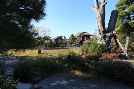 Foto de Casa Boukakaku y hojas de otoño en Shosei-en Garden, Kyoto, Japón - Imagen libre de derechos