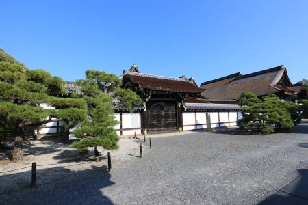 Foto de Shoin Gate en el templo de Nishi Hongwanji, Kyoto, Japón (las palabras japonesas en la estatua de piedra significan "templo de Hongwanji, el lugar donde el emperador Meiji visitó") - Imagen libre de derechos