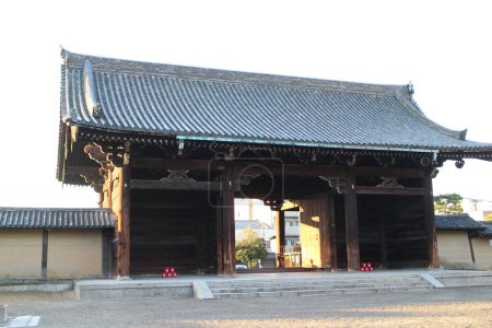 Téléchargez les photos : Toji Nandaimon Gate tôt le matin, à Kyoto, Japon - en image libre de droit