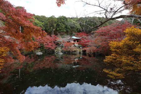 Benten-do, Benten-ike Pond et feuilles d'automne au temple Daigoji, Kyoto, Japon