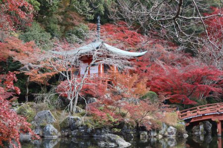 Benten-Do und Herbstblätter im Daigoji-Tempel, Kyoto, Japan