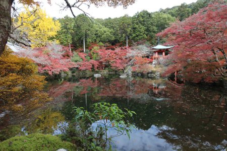 Benten-do, Benten-ike Teich und Herbstblätter im Daigoji Tempel, Kyoto, Japan