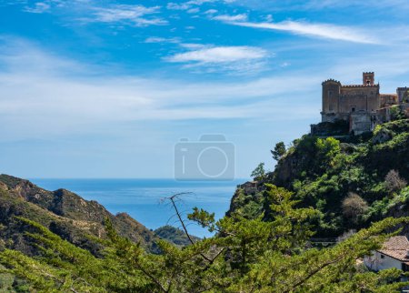 Foto de Panorama del mar Jónico visto desde las alturas de Savoca, una ciudad en el oeste de Sicilia, con un antiguo castillo a la derecha, en un día claro y soleado - Imagen libre de derechos