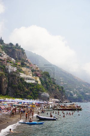 Foto de Un típico día de verano en la costa de Amalfi. - Imagen libre de derechos
