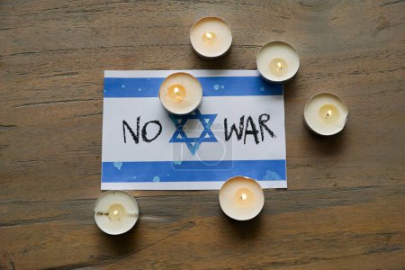 Téléchargez les photos : Des bougies allumées jettent leur chaude lueur sur le drapeau israélien - en image libre de droit