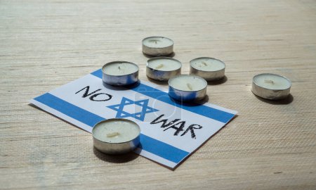 Téléchargez les photos : Pas de guerre écrite dans la guerre d'Israël entourée de bougies - en image libre de droit