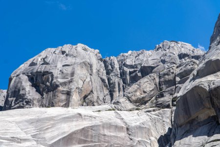 Foto de Montaña rocosa en un cielo azul limpio - Imagen libre de derechos