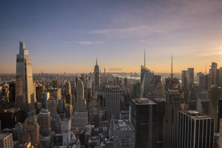 Téléchargez les photos : Vue depuis le Rockefella Center, Manhattan pendant l'heure d'or - en image libre de droit