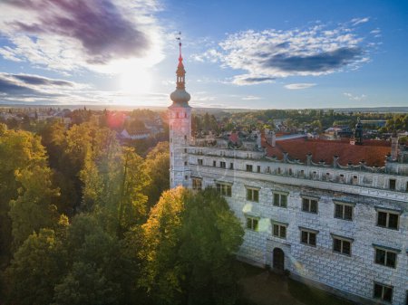 Téléchargez les photos : Un beau lever de soleil d'été avec un château de la Renaissance Litomysl, UNESCO, point de repère. République tchèque - en image libre de droit