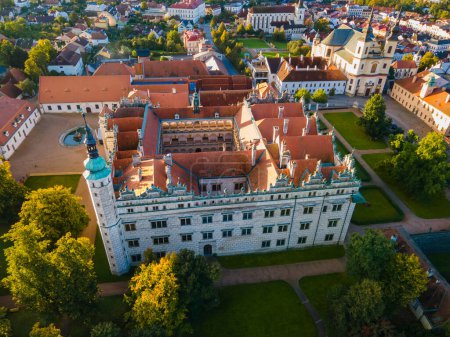 Drohnenblick auf das Renaissanceschloss Litomysl, UNESCO-Weltkulturerbe. Tschechische Republik