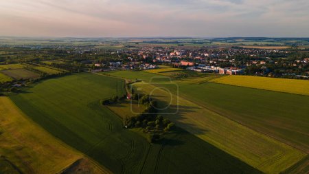Foto de Hermoso paisaje con paisaje checo con prados, bosque y paisaje urbano de Litomys, Chequia - Imagen libre de derechos