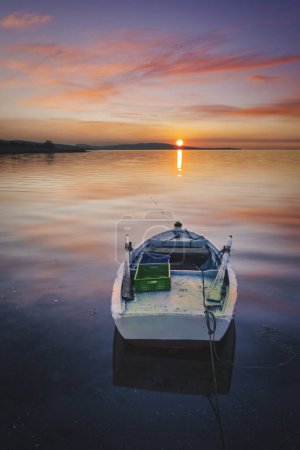 Foto de Barco de pesca al atardecer sobre el mar - Imagen libre de derechos